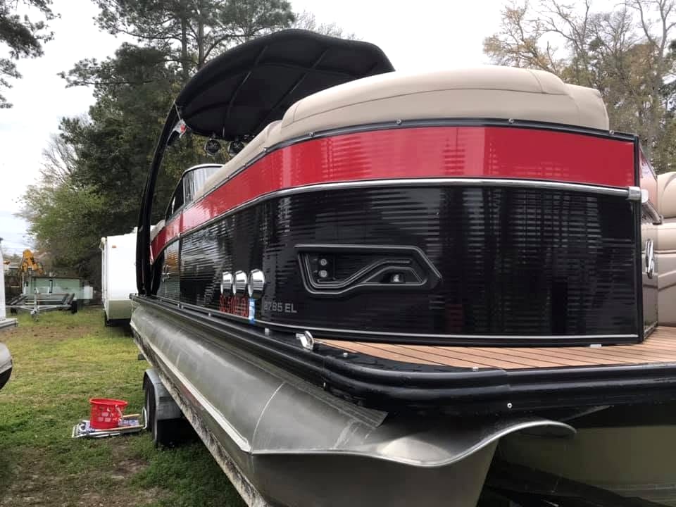 Detailed pontoon boat with a glossy, freshly washed and waxed hull